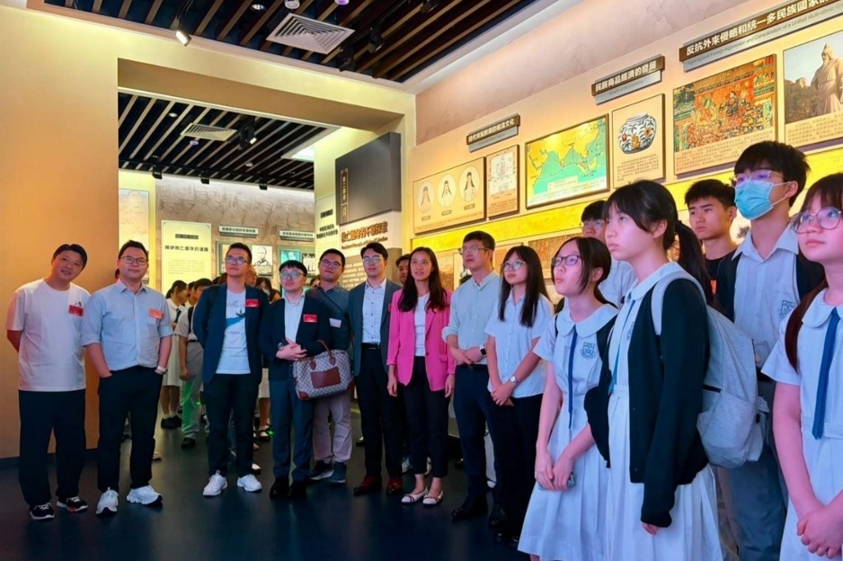 Visit to PLA Garrison Exhibition Center by youth in Sha Tin